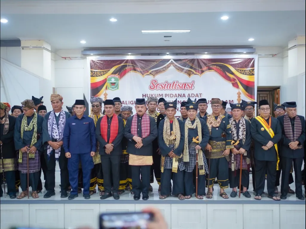 Pengurus LKAAM Kabupaten Solok foto bersama dengan Ketua LKAAM Sumbar dan Bupati Solok
